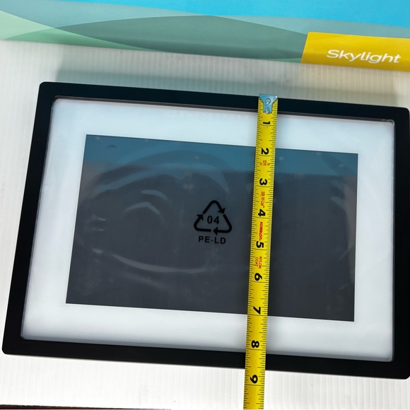 Skylight Model 100DA Frame 10 inch Touchscreen Wi-Fi Picture Frame, New-Open Box - Picture 9 of 12